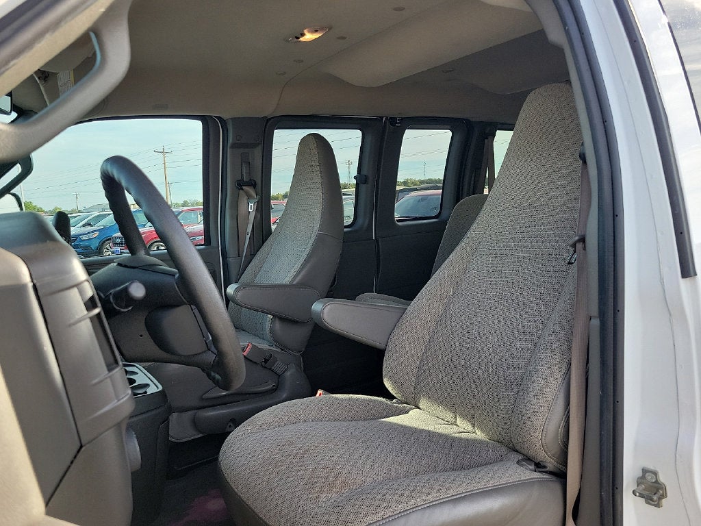 2025 Chevrolet Express Passenger 1LT