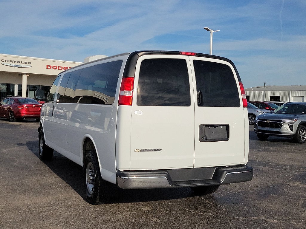 2025 Chevrolet Express Passenger 1LT