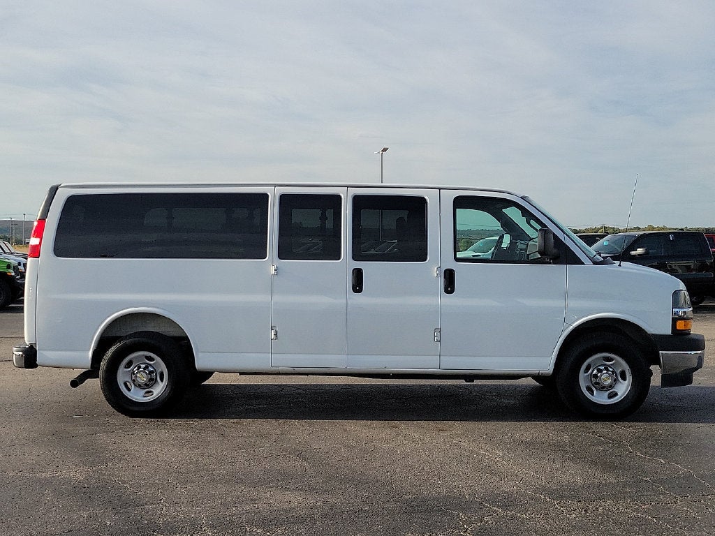 2025 Chevrolet Express Passenger 1LT