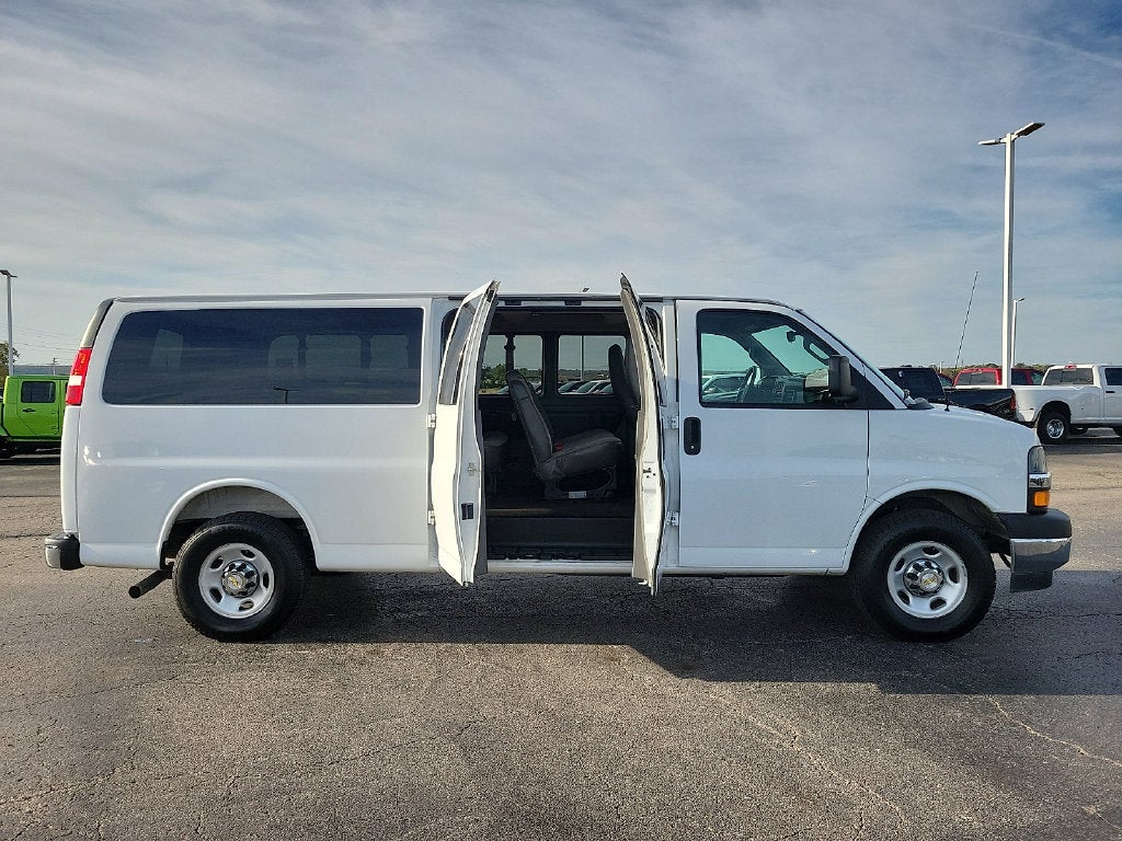 2025 Chevrolet Express Passenger 1LT