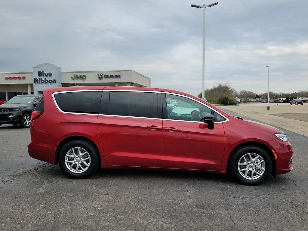 2025 Chrysler Pacifica Select